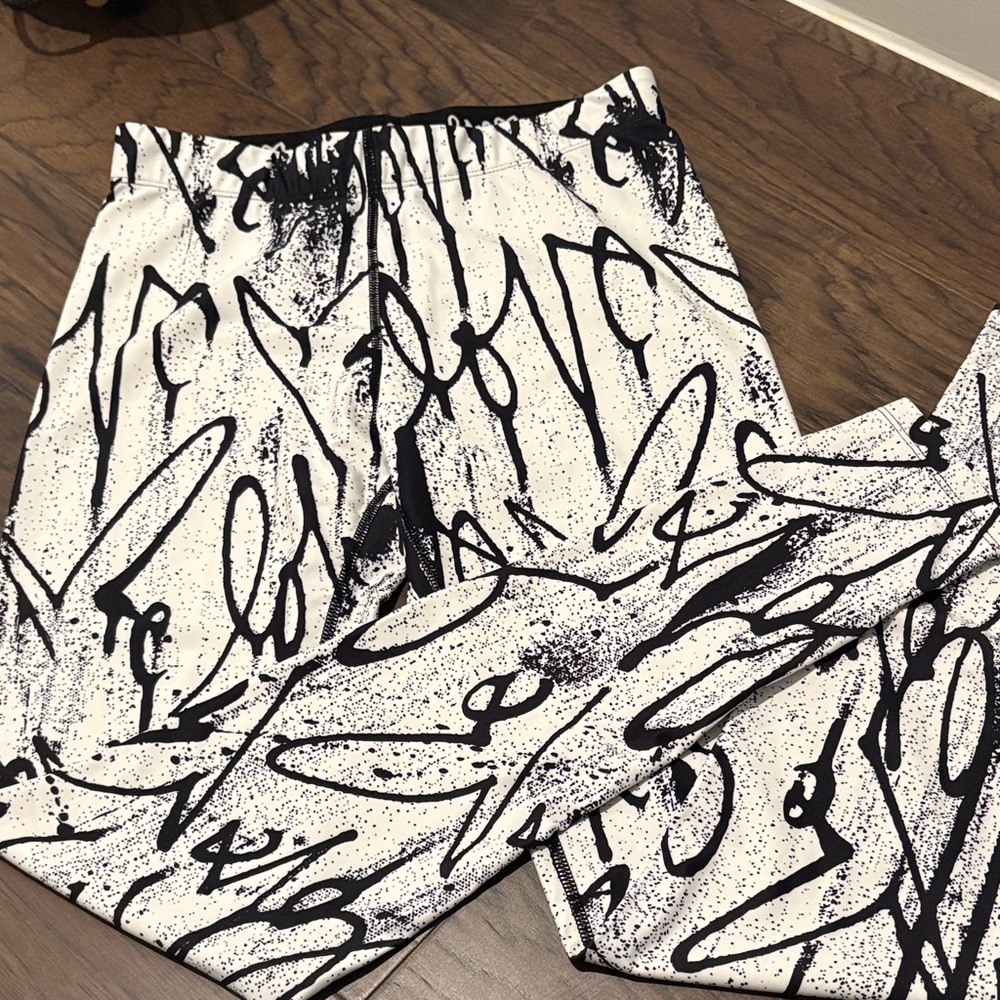 Carbon38 White and Black Graphic Leggings